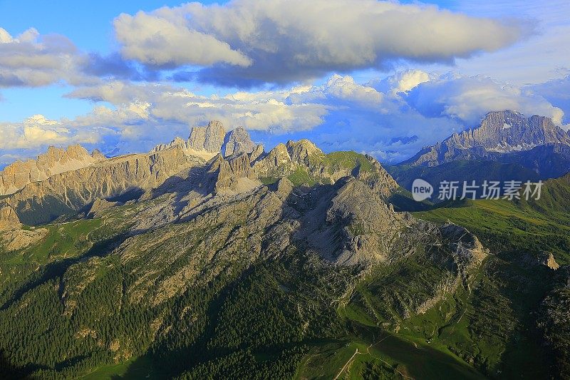 从 Lagazuoi、Cinque Torri 靠近 Cortina 的 Dolomites sudtirol 景观全景